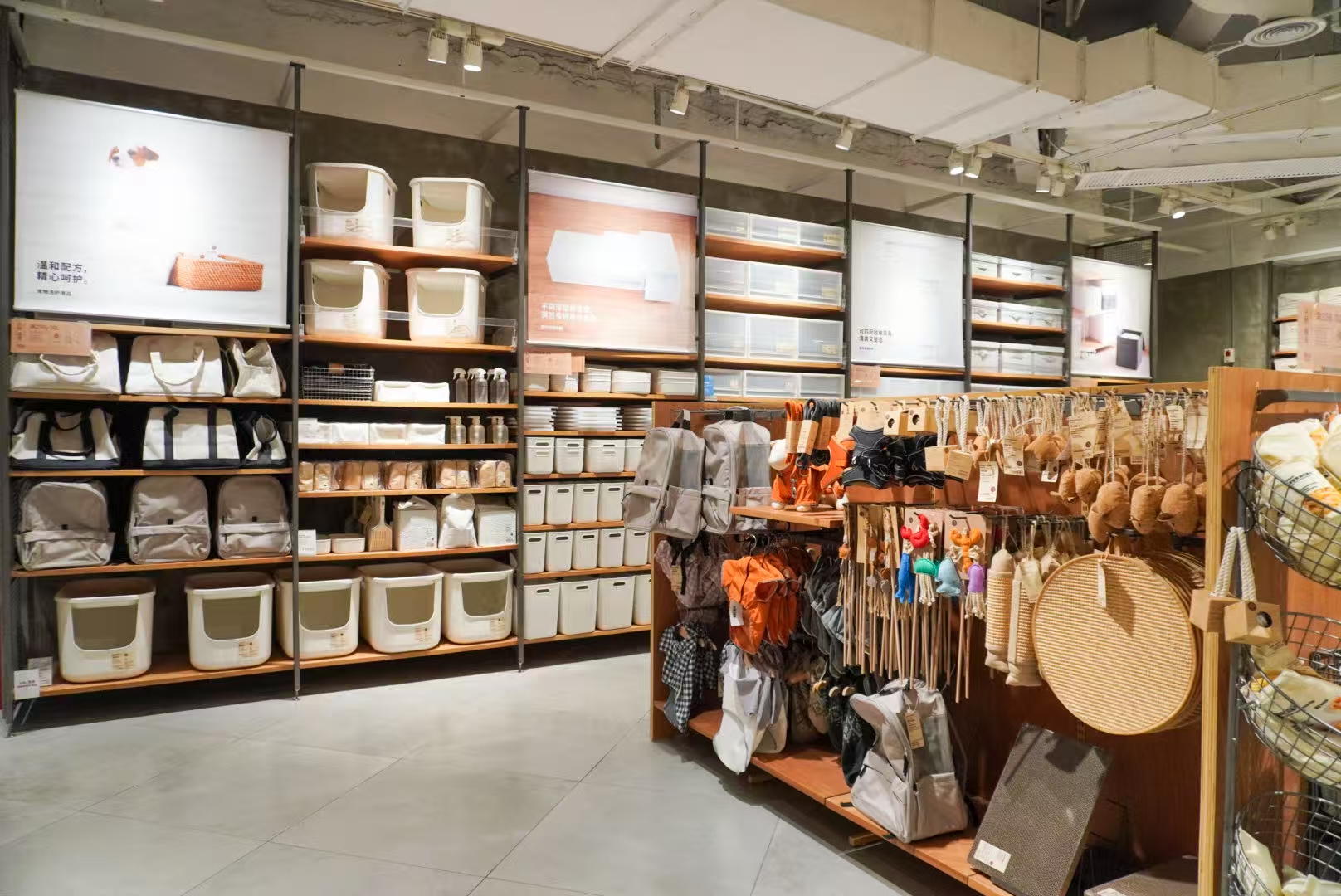ペット用品店内